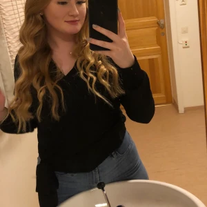 Svart Blus - En svart blus i storlek 36 från Dorothy Perkins, använd ett fåtal gånger. Knyt i sidan och halvt genomskinlig i ryggen