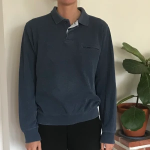 Tjocktröja med krage - Jättefin jeansblå tunn tjocktröja med krage och knappar. Storlek L. Lite sliten men mycket kärlek kvar att ge! Dm för mer bilder eller frågor!  Kan mötas upp i Malmö eller Lund eller skicka :)