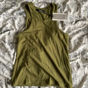 Helt nytt linne från Bikbok - Militärgrönt linne med så fin passform, lappen är kvar, säljer då jag har en likande redan ☺️ Helt oanvänd! 55:- + frakt på 35:- (kan även mötas upp i Jönköping) 