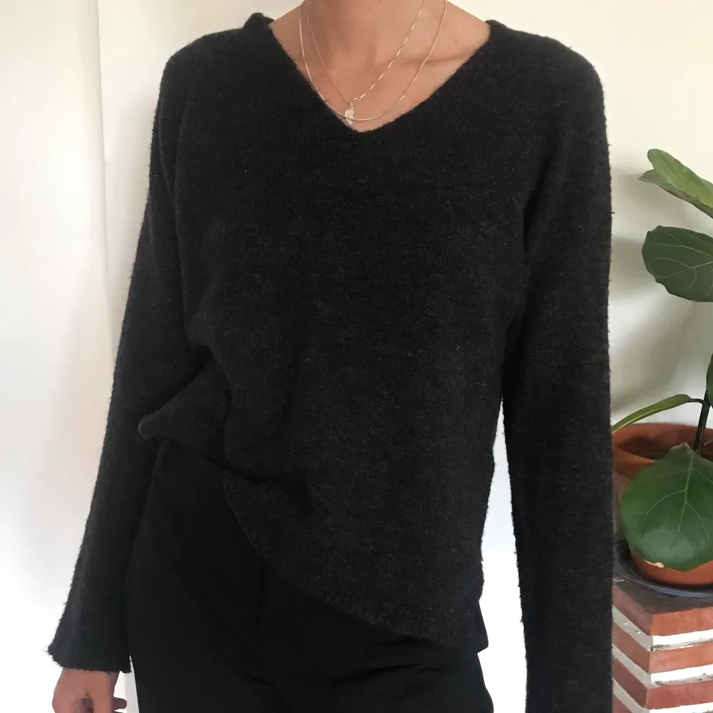 Supergosig stickad tröja från Filippa K. Ullblandning. V-ringad och lite boxig i formen, strl S. Jättefin mörkmörkgrå, lite melerad färg men väldigt svår att fota! Dm för mer bilder eller frågor :) kan mötas upp i Malmö eller Lund eller skicka!. Neuleet.