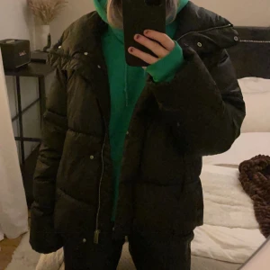 Vinter jacka - Säljer denna jackan från hm som är slutsåld. 