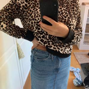En leopard collage tröja från märket baum pferdgarten. Tröjan är i storlek L och är i ett super fint skick💕
