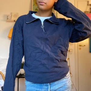 Blå tjocktröja! - Mysig blå tjocktröja med dragkedja🧚‍♀️⭐️💕