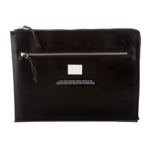 Eytys datorfodral - Eytys datorfodral ’void’ i vattenavvisande tyg. Mycket bra skick. Mått: 34,5x27cm