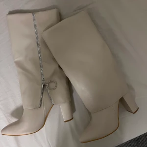 Coola stövlar  - Beiga stövlar i storlek 39, använda en gång 