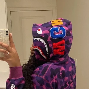 Bape zip/ bape hoddie  - En lila bape zip i tygmaterial och lila inuti