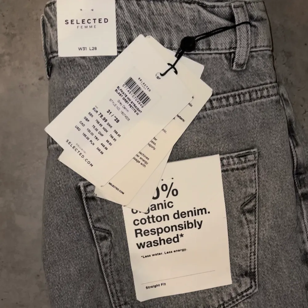 Kortare jeans från selected femme storlek 31/28, prislapparna sitter kvar. Jeans & Byxor.