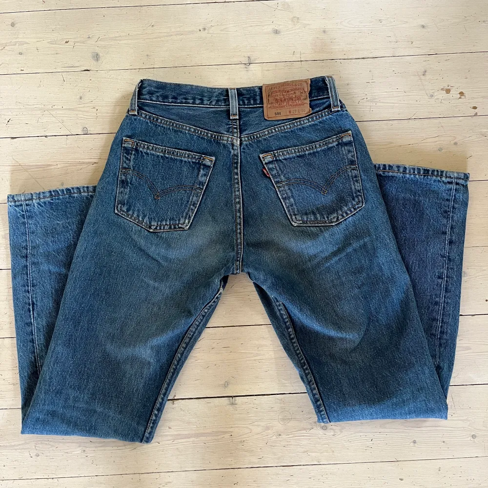 Slim Levis jeans med mörkblå vintage tvätt  Säljer pga för små🥴annars helt perfekta jeans  Jag är 165 och brukar ha W30 L30 i mina jeans, dessa är bra i längden på mig men lite för små i midjan. Jeans & Byxor.