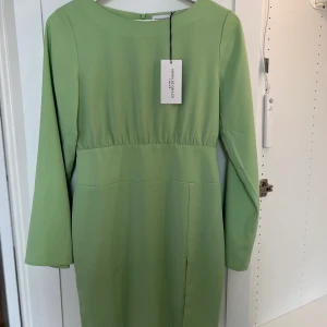 Grön miniklänning - Oanvänd klänning från NA-KD x Mathilde Gøhler