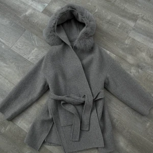 Päls kappa - Säljer nu min fina päls kappa. Så gott som ny, köptes förra vintern men användes inte så mycket pga fler jackor. Storlek XS men passar upp till M. Super mysig med äkta päls. Köptes för 6000:- och är som sagt så gott som ny. Priset kan diskuteras. 