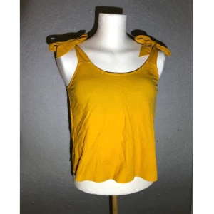 Gul topp - Gil topp med band som man knyter över axlarna 💕