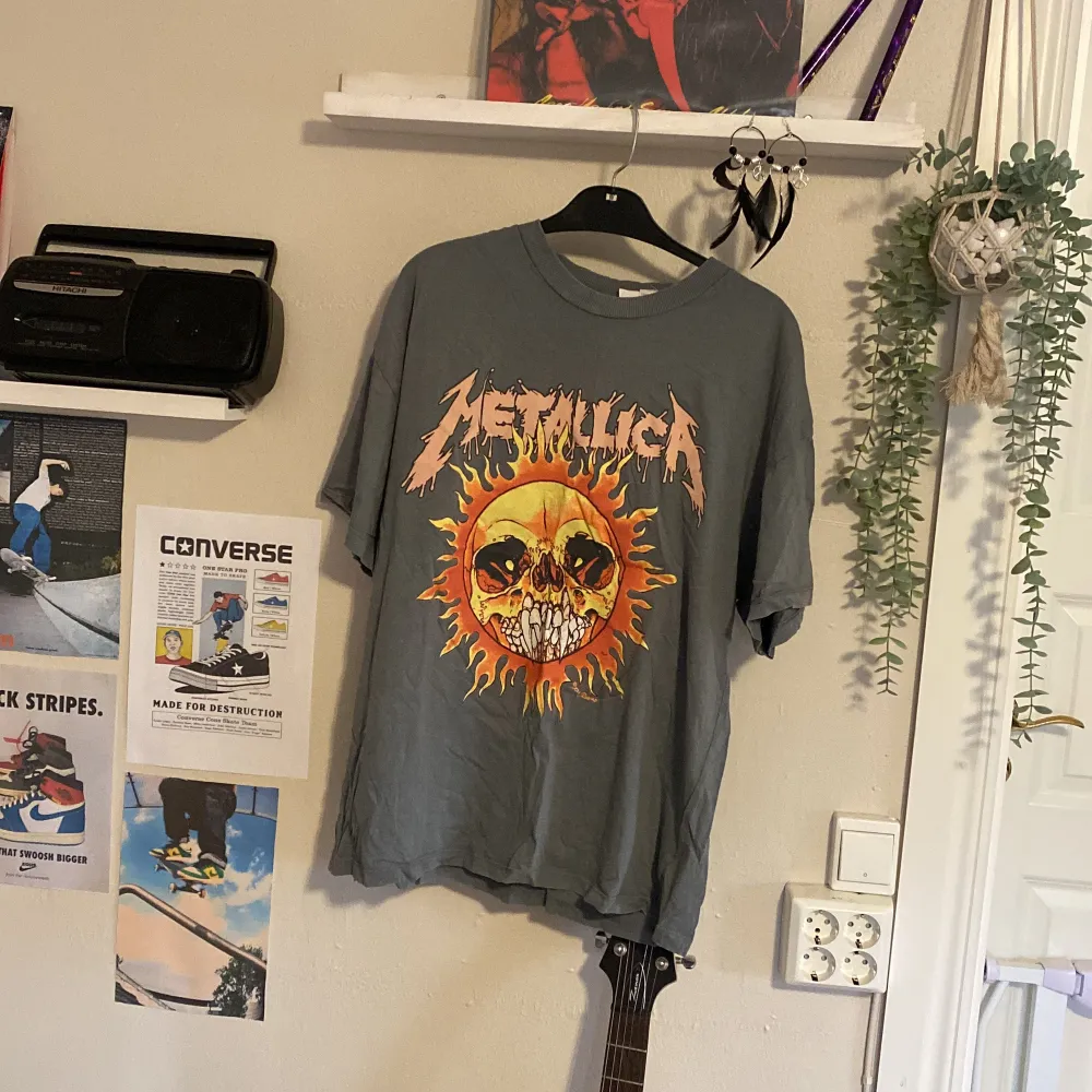 Tryck inte på köp nu! Metallica tisha storlek XS men väldigt oversize så passar L. T-shirts.