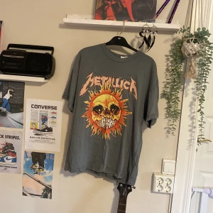 Metallica band shirt - Tryck inte på köp nu! Metallica tisha storlek XS men väldigt oversize så passar L