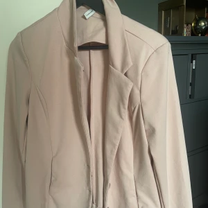 Kavaj - Rosa ( mörkare i verkligheten) kavaj i mjukt material, använd 1 gång  