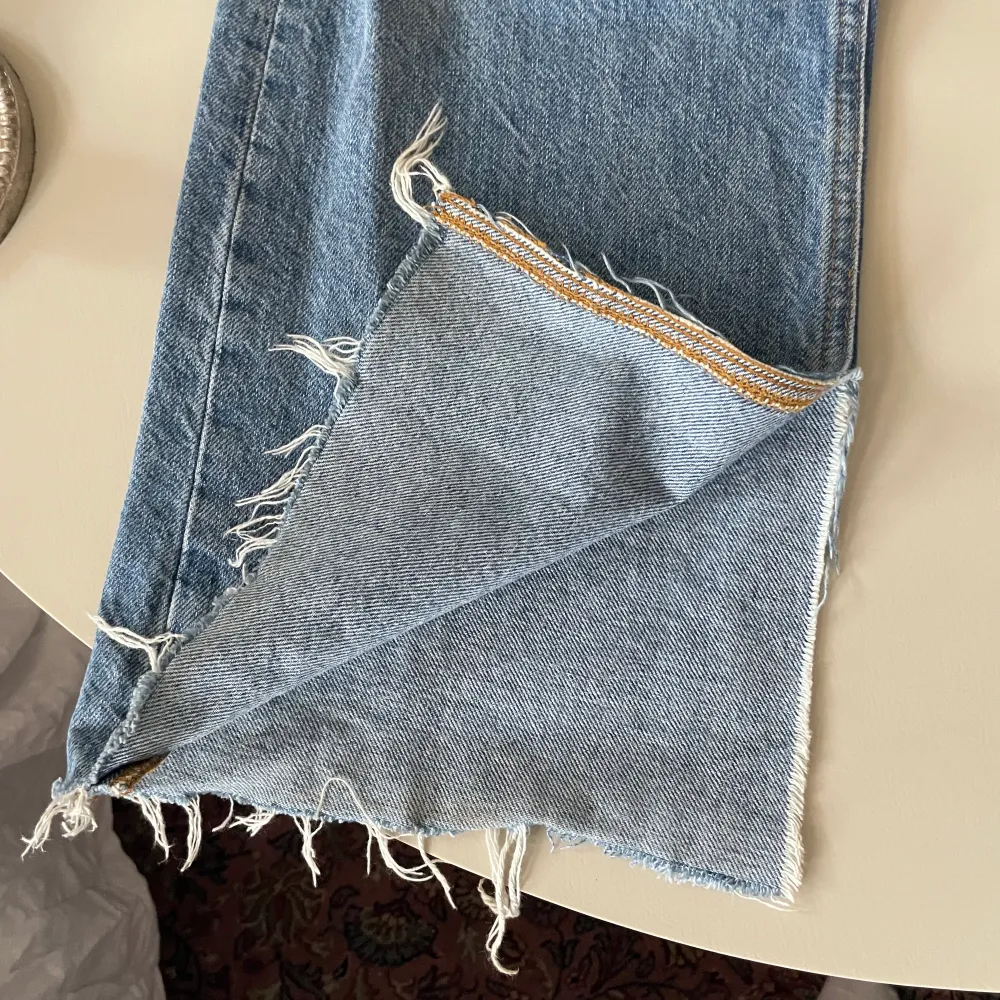 Högmidjde blåa jeans från Zara med slits, använda max 2 gånger (väldigt bra skick).. Jeans & Byxor.