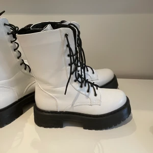 Kängor  - Vita kängor som är så snygga till klänning m.m ett par i 37 och ett par i 39<3 37orna är SÅLDA ❌Från nakd. Perfekt nu till hösten. Ett par för 200kr