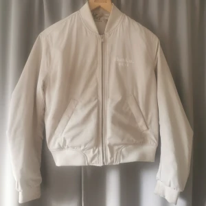 Bomberjacka Ariana Grande by Hm  - Säljer en bomberjacka med Ariana Grande i strl small. Bra men använt skick. Köparen står för frakten. 