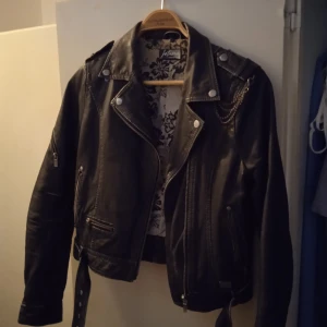 Jofama by Kenza - Skinnjacka från Kenza i biker modell/ vintage modell. Slitet snygg som den ska va men hel. Passar en M (38-40)