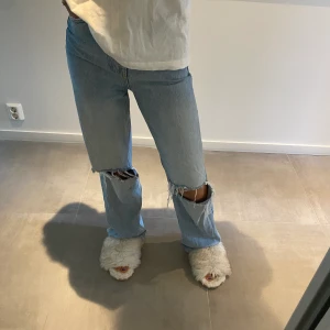 Jeans - Jeans med hål från zara, låånga på mig som är 173 cm💛💚 sker privat med Swish, klicka ej på köp nu