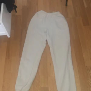 Xs - Vanliga vita mjukisbyxor från gina sitter perfekt på mig som är 160 fickor på båda sidorna fram skriv privat för mer bilder/info💕