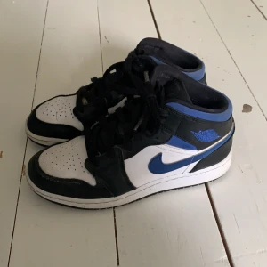 Nike Jordan  - Säljer mina fina nike jordans då dom blivit för små, Dom är i bra sick och är i storlek 36💗självklart äkta😁Hör av er vid intresse eller om ni har några frågor. Tryck INTE på köp nu!