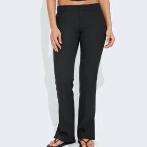 Lågmidjade kostymbyxor  - Lågmidjade kostymbyxor från bikbok, modellen Vera. Lappen kvar, nyskick💞