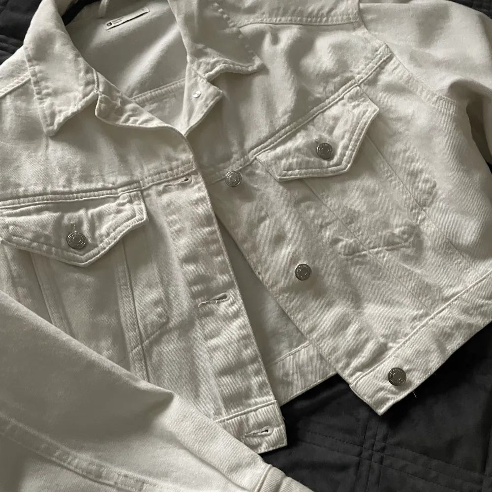 En croppad jeans jacka i färgen vit, mycket bra skick i strl S. Jackor.