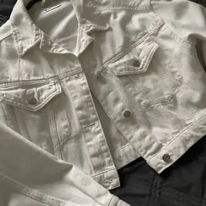 En croppad jeans jacka i färgen vit, mycket bra skick i strl S