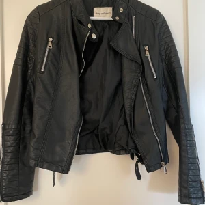Skinn jacka - Säljer nu min skinnjacka pågrund av att jag inte gillar den längre. Den har myvket snygga detaljer 