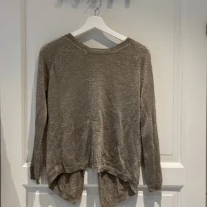 Tröja från Rabena Salong st xs - En glittrig tröja med öppning på ryggen  70kr el bud