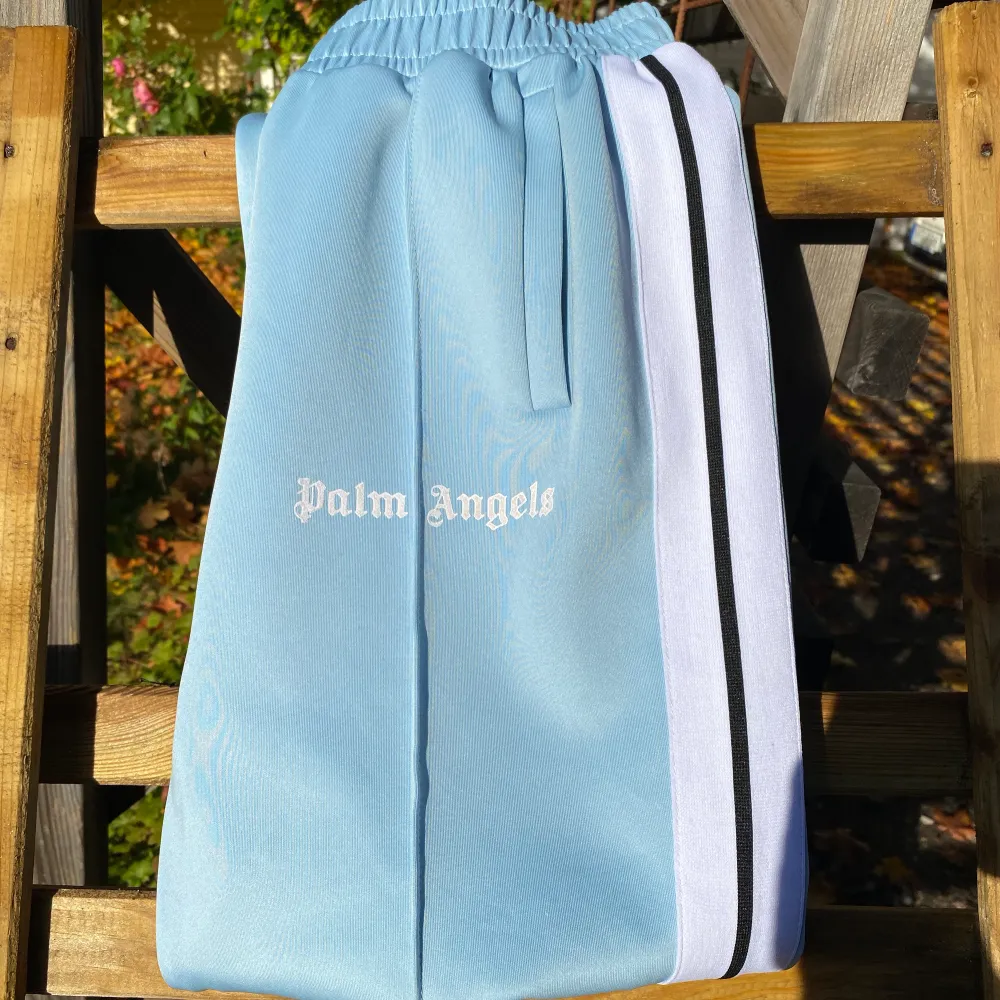 Helt nya Palm angles trackpants köpta på Miinto! Skicka för bilder och om du undrar något! . Jeans & Byxor.