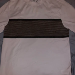 Michael Kors t shirt - Fick denna som present av mamma men är direkt inte min stil så säljer den, helt oanvänd, tags finns kvar, Storleken är xs men den är oversized.