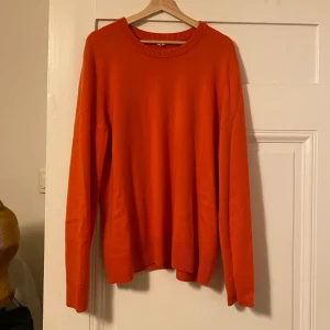 ARKET Kashmir stickad tröja - 100% Kashmir tröja från Arket. Knappt använd. Herrstorlek L för oversized fit. Nypris 1500! Köpare står för frakt. 