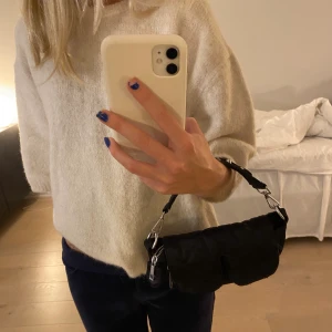 Väska  - Cool helt oanvänd väska med nitar✨ Passar till allt, nypris var runt 700  (tryck inte på köp direkt)