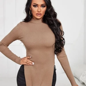 Ribbad tröja med slits  - Aprikos färgad ribbad tröja med slits. Endast använd en gång. Storlek S