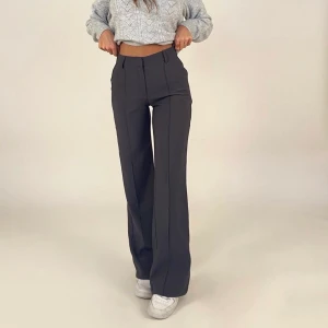 Grå kostymbyxor  - Oanvända mörkgrå kostymbyxor från venderby’s