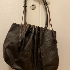 Påsväska från Zara! - Säljer min Påsväska från Zara i mörkbrunt skinn. Fint skick. 