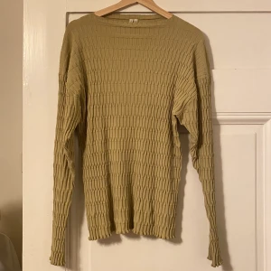 ARKET gul tröja, Strl. S - Tröja som numera bara ligger i garderoben! Knappt använd.Köpare står för frakt.