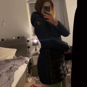 Parajumper jacka  - Säljer min parajumper jacka i modellen Irene i marinblå, tyvärr är det ett hål fram på jackan därav priset 