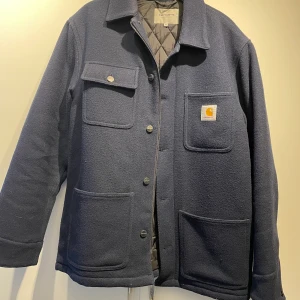 Carhartt WIP vinterjacka - Carhartt WIP vinterjacka/ kort rock  Nyskick med bra kvalité och värme.