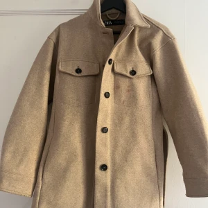 Kappa - Jätte fin kappa från zara , finns medföljande ”skärp”. Storlek xs. Några rouge fläckar på bröstet med går bort lätt genom tvätt. Går till nedanför rumpan på mig som är 162❤️❤️ pris , 350 +frakt 