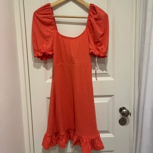 Klänning från vero moda - Oanvänd, prislapp kvar! Korallrosa 