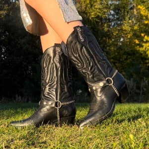 Cowboyboots - Svarta ikoniska cowboyboots. Perfekt för höstens trender eller halloween.  Originalpris 1999kr Pris kan diskuteras 