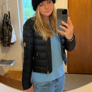 Hunkydory jacka - Superfin svart dunjacka från Hunkydory! Köpte för ca 2000kr och säljer nu för 500kr💕 Perfekt nu till hösten och så snyggt till en cool mössa! Passar mig som har storlek S/M🥰