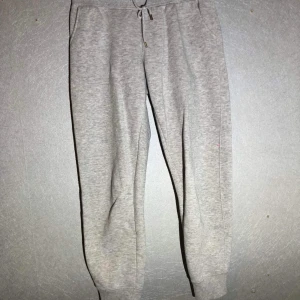 Grå mjukisbyxor storlek S - Grå mjukisbyxor i storlek S. Använda men fina!