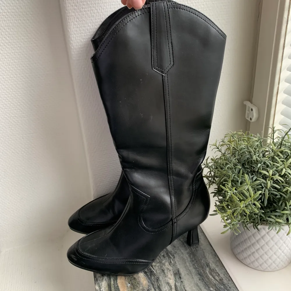 Snygga boots köpt på Zalando och endast använts vid ett tillfälle 🤍. Skor.