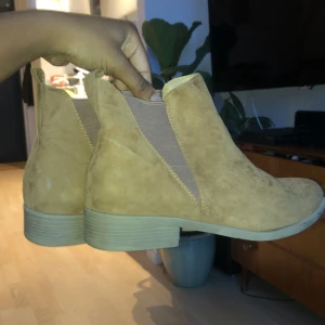 Boots - Fett fina Ankelstövlar/boots i ljusbrun mocca tyg. Använda två gånger och inte en enda skråma/fläck. 