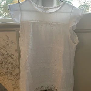 Blus/topp från H&M - Så fin och gullig blus/topp. Denna säljs inte längre och jag säljer den för att jag har en exakt likdana ❤️❤️Den är i storlek S men passar även en XS och M