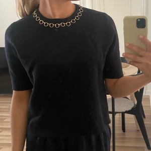 Tröja med gulddetalj - Så fin tröja från zara med gulddetaljer 🤎fint skick, frakt 66kr