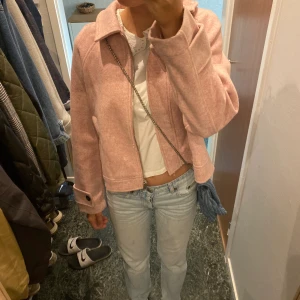 Kappa - Säljer denna fina korta kappa😍 den har inte kommit till så stor användning så i väldigt fint skick❤️ den är ganska tjock❤️ om flera är intresserade blir det budgivning❤️